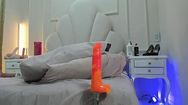 Nahomyrain live cam on StripChat