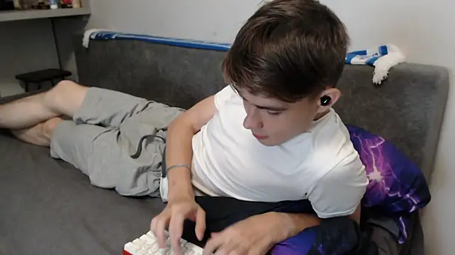 Student_Oliver live cam on StripChat