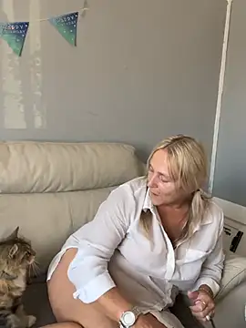 Blondnboujee53
