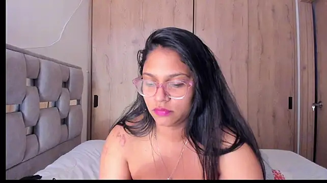 Vickyy30_ live cam on StripChat