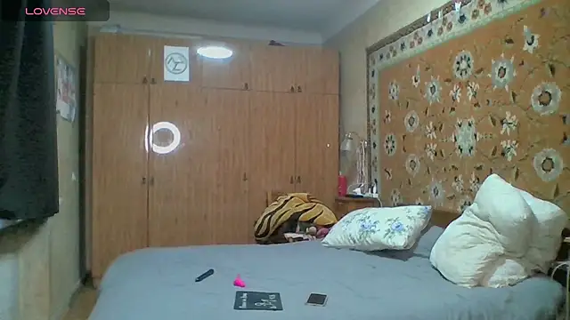 AnnaXLovers live cam on StripChat