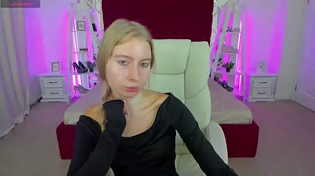 Alina_Blonde live cam on StripChat