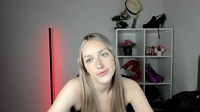 EvelynBlond webcam