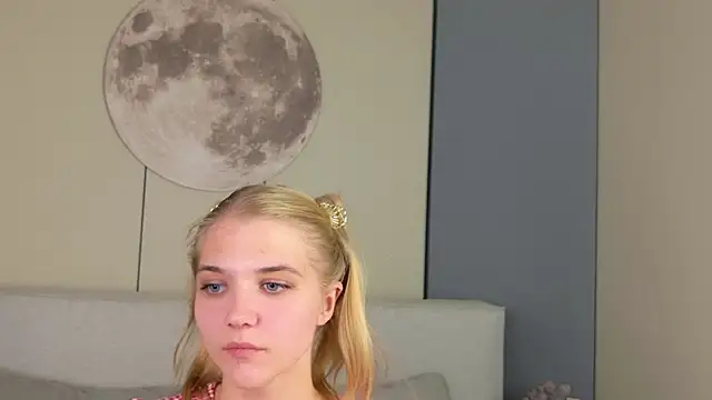 4example_Chloe webcam