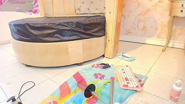 ariannaruiz live cam on StripChat