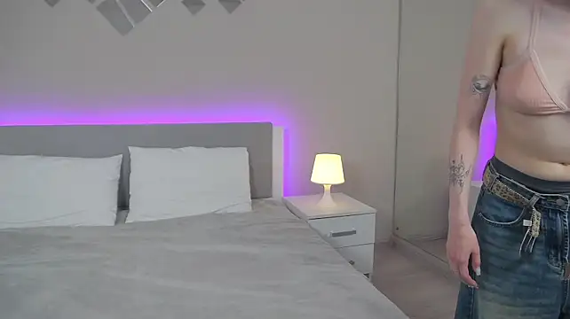 MiaVelmont webcam