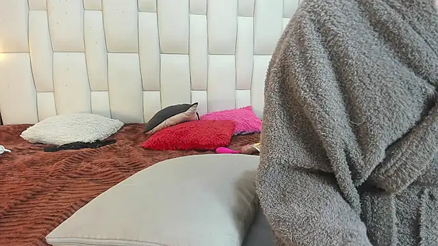 mask_red_girl webcam
