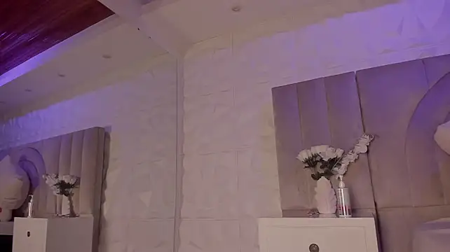 chloe_larson live cam on StripChat