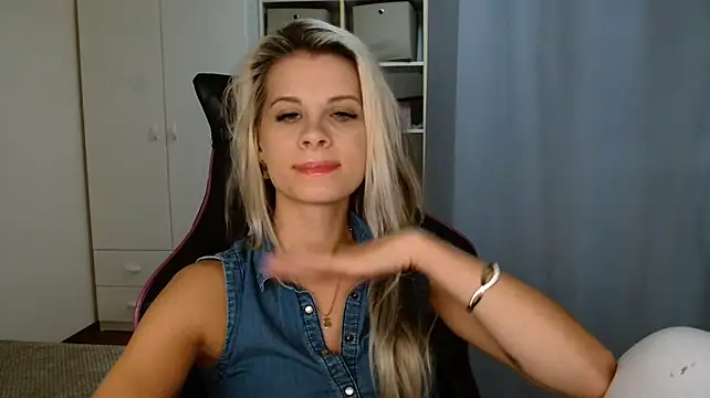 KristineGlow live cam on StripChat