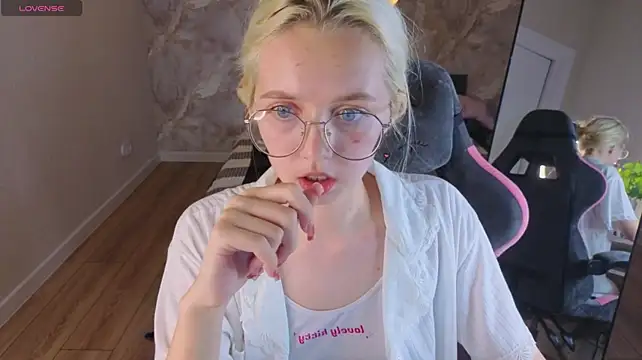 mollyy_snow live cam on StripChat