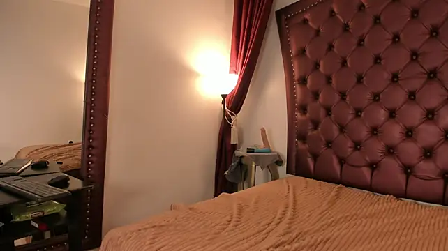 Mikaela_moreau live cam on StripChat