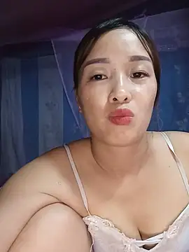 Bee_2x live cam on StripChat