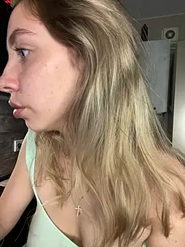 Kitty_Katrine live cam on StripChat