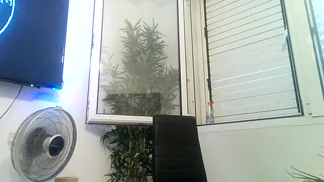 yanick931 live cam on StripChat