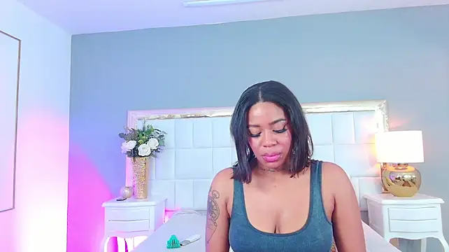 LoanaVega webcam