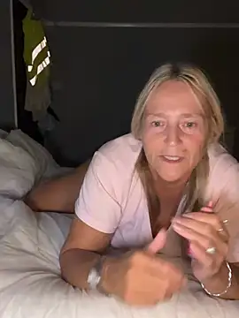Blondnboujee53