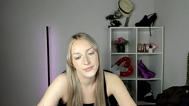 EvelynBlond live cam on StripChat