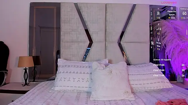 CarolineFyre live cam on StripChat