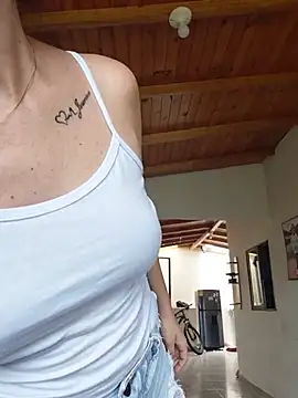 Lipzzy_sun20 live cam on StripChat