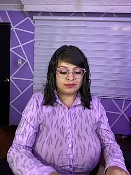 MiiaaJoness live cam on StripChat