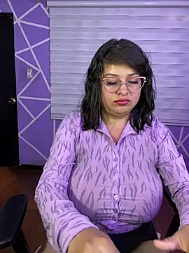 MiiaaJoness webcam