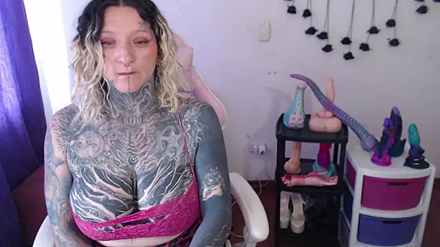 SLOPPYTITSS live cam on StripChat