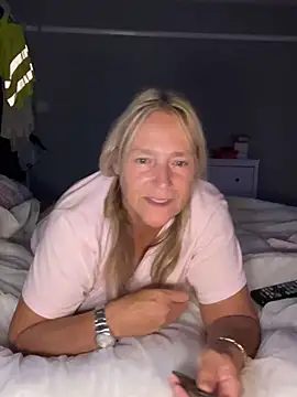 Blondnboujee53 webcam