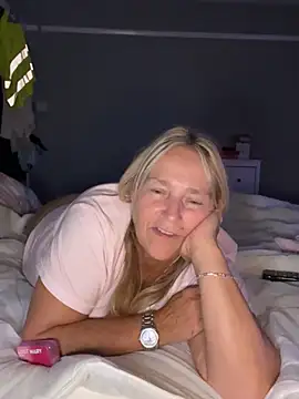 Blondnboujee53 webcam