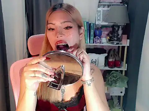 Zyradvega live cam on StripChat