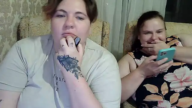 EmmaXKristall live cam on StripChat