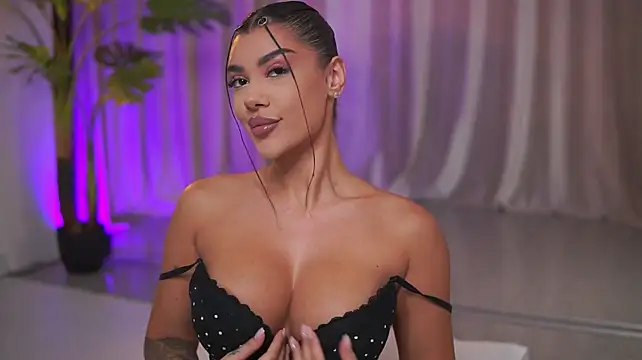 NatyDesiree live cam on StripChat