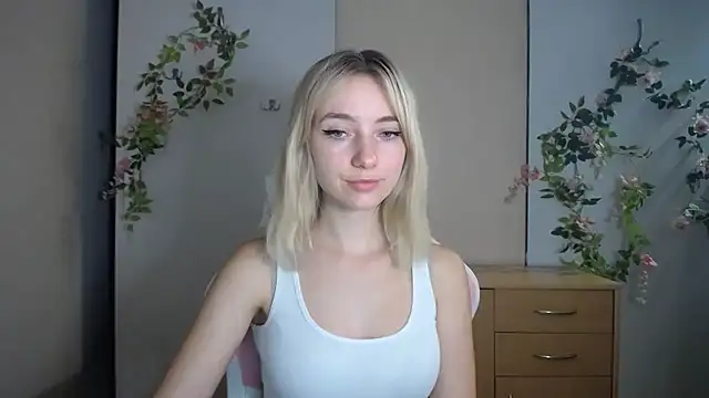 LuciaYoung live cam on StripChat