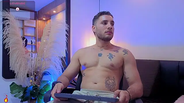 Kiing_001 live cam on StripChat