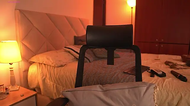 Lau_Bee live cam on StripChat