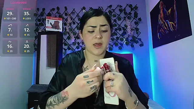 Emmie_Hot