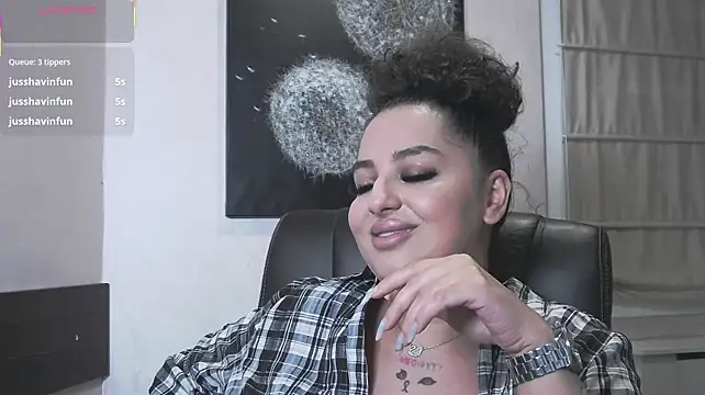 BustyAllyy live cam on StripChat