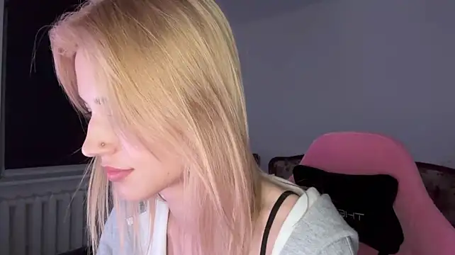neweva_ live cam on StripChat