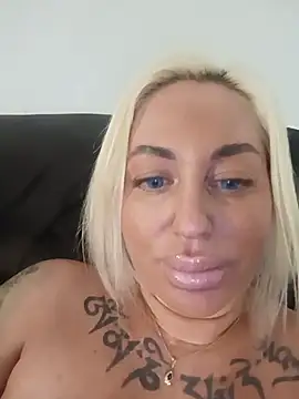 MiaMooly live cam on StripChat