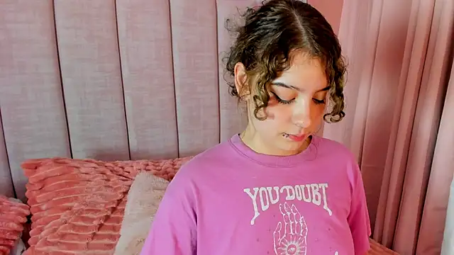 naira_velvett live cam on StripChat