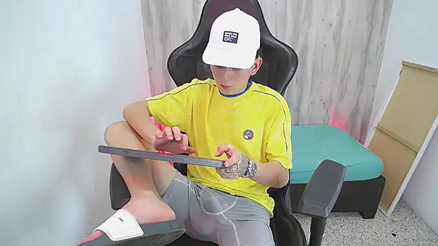 hot_athletes_ (M twink) - show cum