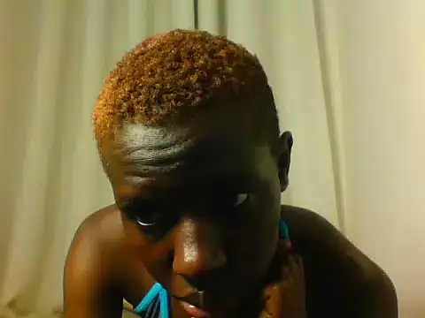 Goldy_petite live cam on StripChat