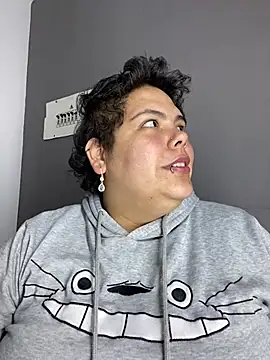 Hailey_Curvy