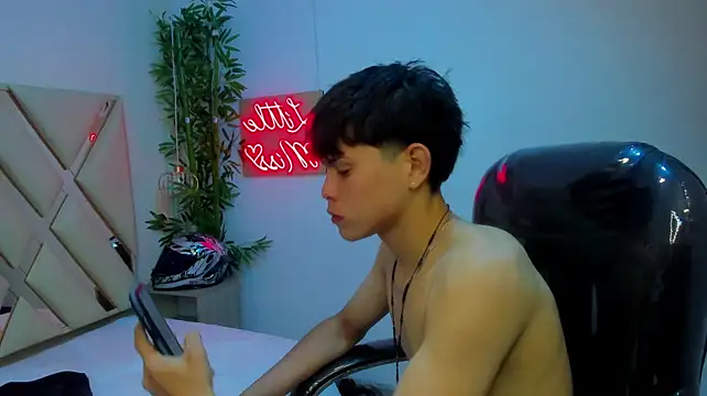 Eliot_rizzo live cam on StripChat