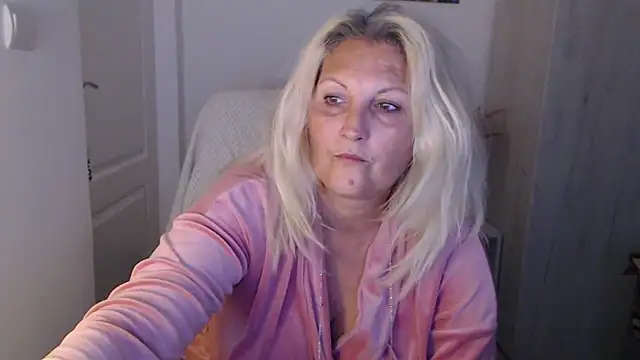 Divineblond webcam