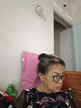Hotestlove live cam on StripChat