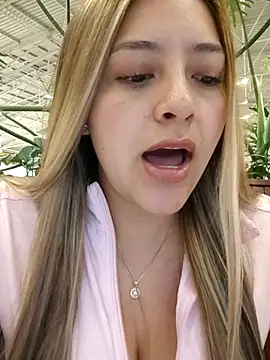 alana_69 (F young) - ShowTits (sitting in the middle of mall)