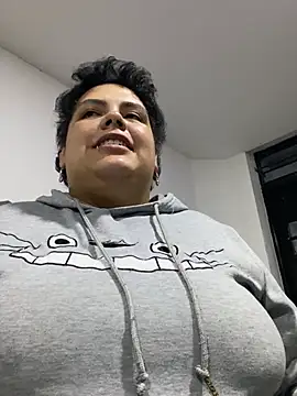 Hailey_Curvy