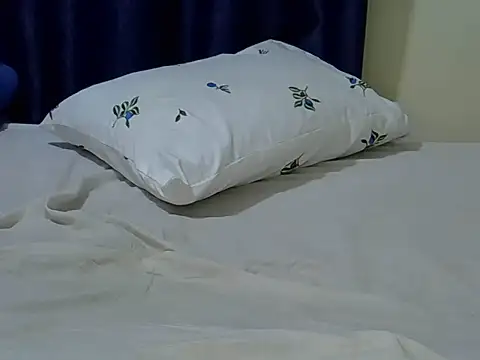 curvyslut20 live cam on StripChat