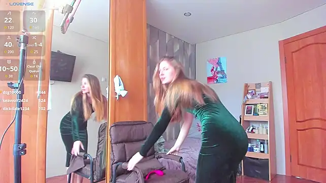 Tiny_Kiss live cam on StripChat