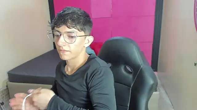 ElanGiraldo live cam on StripChat
